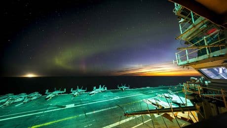 El portaaviones USS Gerald R. Ford y su grupo de ataque realizan operaciones en el Alto Norte junto a aliados de la OTAN