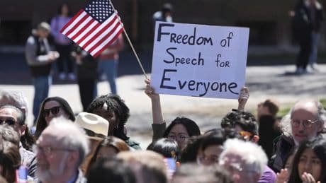 Trump estudia retirar otros 3.000 millones de dólares en subvenciones a Harvard