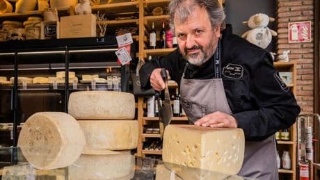 Lo dice el mayor experto de Euskadi: «El queso envasado al vacío está muerto»