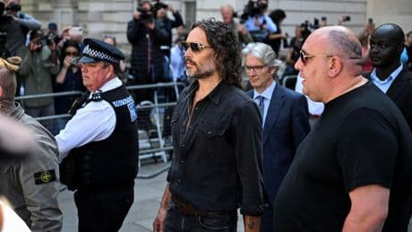 Russell Brand, exmarido de Katy Perry, en libertad condicional acusado de violación y otros abusos sexuales