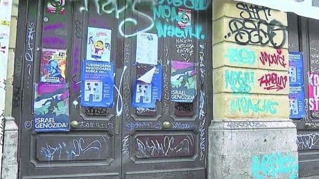 Vandalizan la fachada del Teatro Arriaga con pintadas