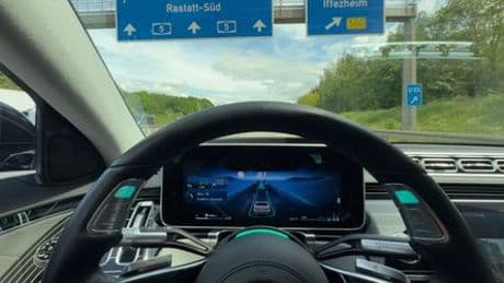 Testfahrt im autonomen Mercedes: Freihändig nach Frankfurt bei knapp Tempo 100