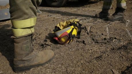 Un bombero muerto y otro herido al volcar una autobomba durante las labores de extinción en León