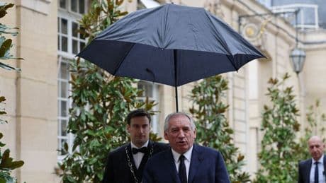Francia, Bayrou è sempre più solo. Macron punta sui socialisti per salvare il governo