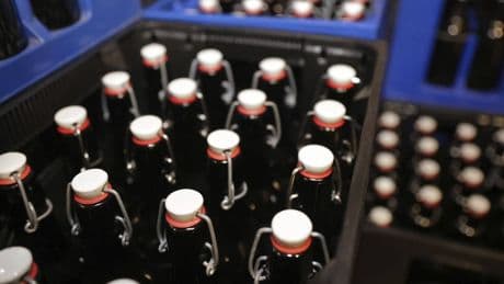 Bier und Radler als Brandbekämpfer: Mann löscht Feuer an Wohnwagen