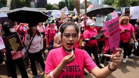 En Indonésie, la contestation se pare de vert et de rose contre les cocktails Molotov