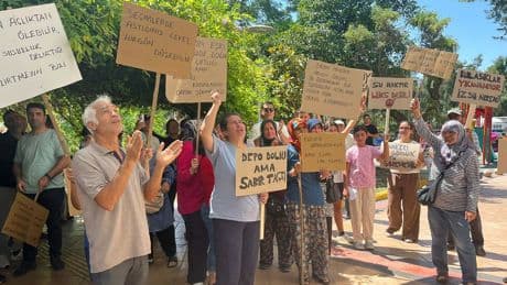 İzmir'de Yakaköy Mahallesi sakinlerinden 'su' eylemi: Klimanın suyunu klozete su döker olduk