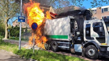 Weggooien e-sigaretten, batterijen en elektronica zet vuilniswagens in brand: ’tikkende tijdbom’
