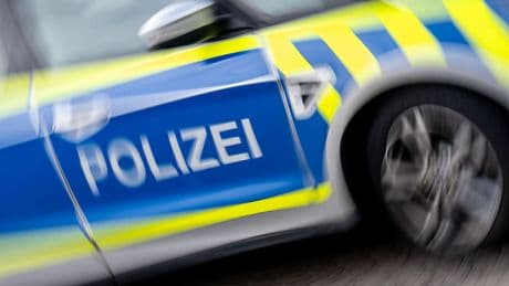 Polizei geht von Vorsatz aus - Mann (38) fährt Ehefrau (37) um - tot!