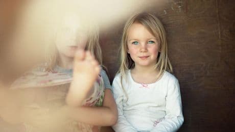 Interview: Warum alle Familienmitglieder unter einem Lieblingskind leiden können