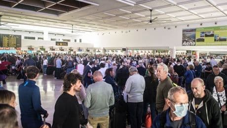 Canary Island airport chaos forces urgent meeting as Brits stuck in horror queues