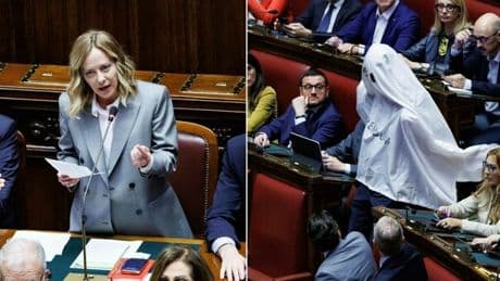 Meloni, lite con Conte e Schlein su riarmo e sanità: alla Camera solito ring. E Magi (vestito da fantasma) viene espulso