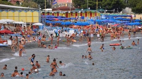 Rapinava studenti sulla spiaggia con coltello e pitbull: bandito in manette ad Arenzano