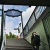 Streit um Kopfhörer in Neuköllner U-Bahnhof: Unbekannter beißt Mann ein Stück Ohr ab und flieht