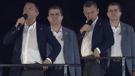 Özgür Özel'in 'Hakan Fidan' taklidi mitingdekileri güldürdü