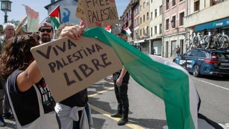 Una nueva protesta contra el equipo Israel paraliza la etapa reina de La Vuelta durante el inicio del ascenso a L'Angliru