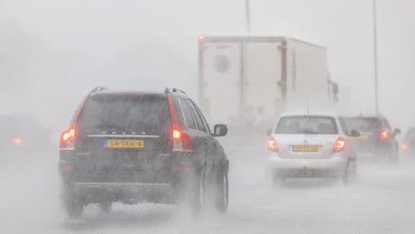 KNMI waarschuwt voor wateroverlast door zware buien, later in de week keert zomer terug