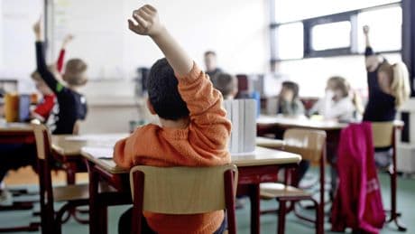 Ruim helft van de vaders geeft kind geld voor goede cijfers op school