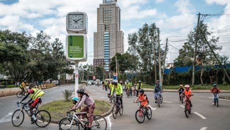 In autometropool Nairobi is fietsen een uiting van verzet. ‘Ik wil dat mensen zien: Kijk! Een vrouw op een fiets!’