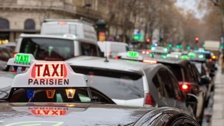 Le ministère des Transports propose de renforcer le contrôle des VTC pour apaiser la colère des taxis