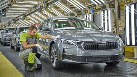 El automóvil recorta un 79% sus beneficios hasta junio tras abonar más de 4.300 millones de euros en aranceles