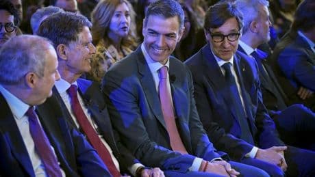 La empresa catalana fía al impacto político de la opa el veto del Gobierno a la fusión