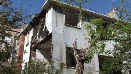 Depremin ardından Bakırköy'de 3 katlı metruk binada kısmi çökme meydana geldi