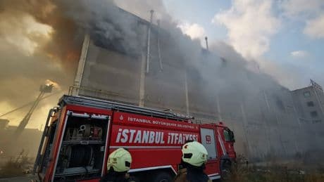 Esenyurt'ta boş fabrikadaki yangın 6 saatte söndürüldü