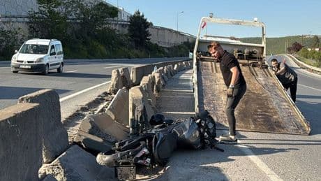 Kocaeli'de motosiklet beton bariyere çarptı: 2 kişi yaralandı