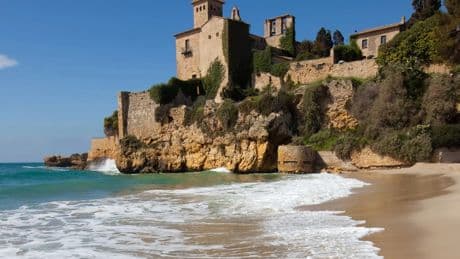 El pueblo de Tarragona con una playa virgen donde puedes comprar un piso de 80 metros cuadrados por 80.000 euros