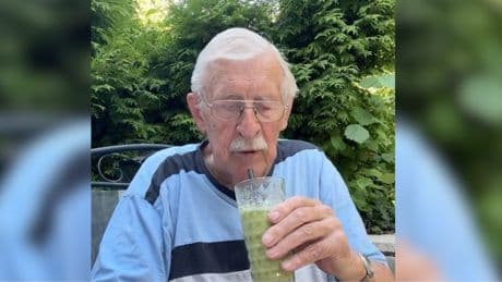 Opa Werner (88) testet Iced Matcha Latte: "Schmeckt wie Lebensmittelvergiftung"