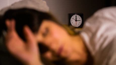 Besser schlafen  - Warum der Blick auf die Uhr Ihren Schlaf stört