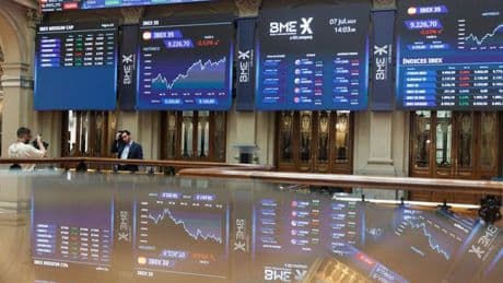 Sabadell y BBVA lideran las subidas y catapultan al Ibex a su mejor nivel en 17 años, ajeno a la ofensiva comercial de EEUU