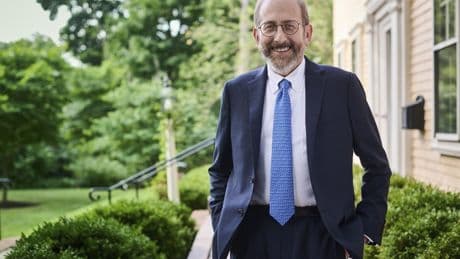Alan Garber: el médico que desafía a Trump