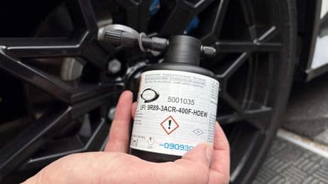 Zo moet je bandenreparatiespray gebruiken bij een lekke band