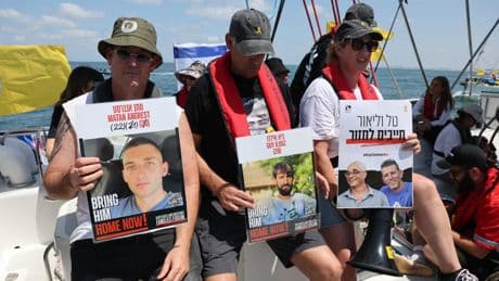 Guerre à Gaza, jour 671 : des familles d’otages au large de Gaza, l’armée israélienne dans l’attente
