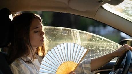 Cuándo y dónde no podrás parar el coche y mantener el motor y el aire acondicionado encendido