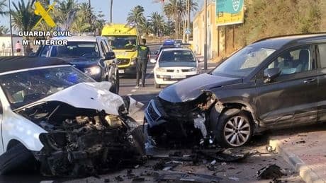 Un hombre drogado roba varios coches, uno con un menor, agrede a varias personas y se estrella