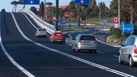 Vacanze in auto, quando partire? I giorni e gli orari da evitare: oggi bollino rosso, domani nero. Il calendario di agosto