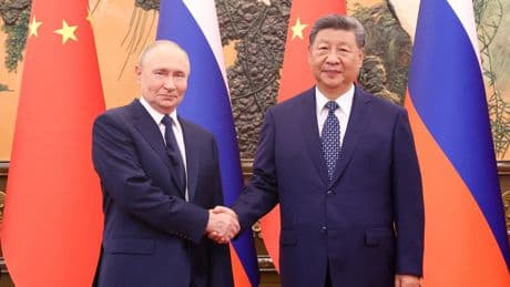 Xi Jinping recibe a su "querido amigo" Putin en Pekín y asegura que está dispuesto a "fortalecer los intercambios" con Moscú