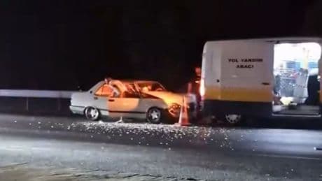 Küçükçekmece'de otomobil, İETT yol bakım aracına çarptı: 1'i ağır 5 kişi yaralandı