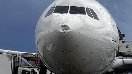 El fuerte granizo daña un avión en Barcelona y le obliga a aterrizar poco después del despegue