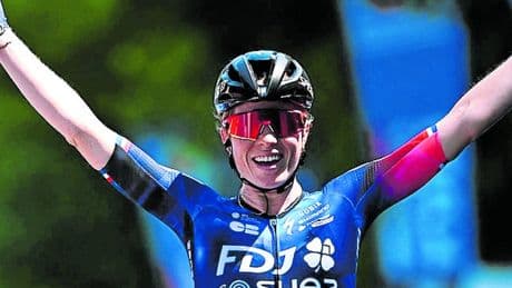 Demi Vollering sentenciala la Itzulia al ganar la última etapa en solitario