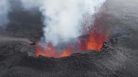 İzlanda’da yanardağ patlamaları devam ediyor