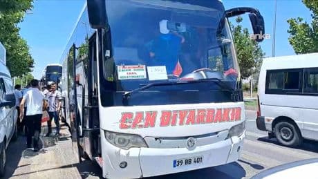 Silah bırakma için Diyarbakır'dan 4 otobüs birden kalktı