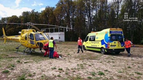 Socorrido un joven con una lesión en una pierna en un lugar de difícil acceso en Gavilanes