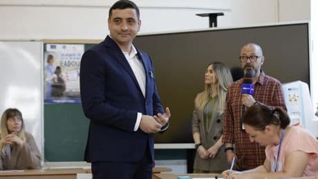 El candidato ultraderechista, ganador de las elecciones presidenciales rumanas, según las encuestas
