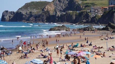 El calor lleva a miles de vizcaínos a pasar «un día de playa perfecto»