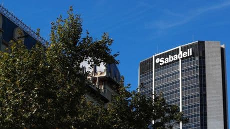Sabadell, barricate contro Bbva: vende la controllata Uk, maxi cedola ai soci