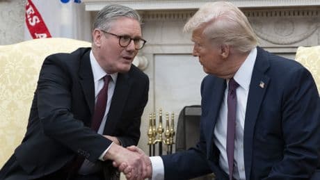 EEUU y Reino Unido cierran el primer gran acuerdo comercial de la guerra arancelaria de Donald  Trump